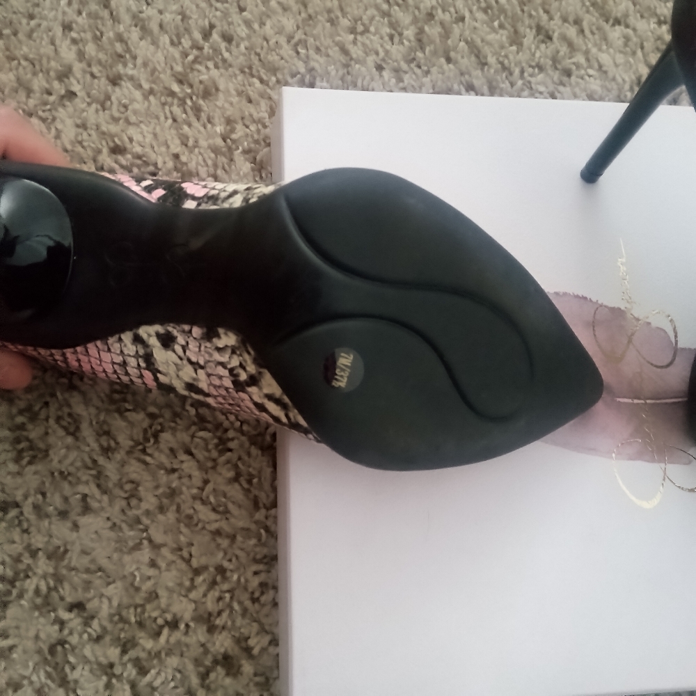 Shoe's - Picture 2 of 8